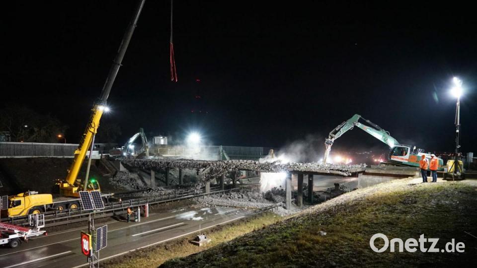 In der Nacht zum Sonntag haben Bauarbeiter zwei Autobahnüberführungen südlich von Regensburg abgerissen. Bild: Alexander Auer