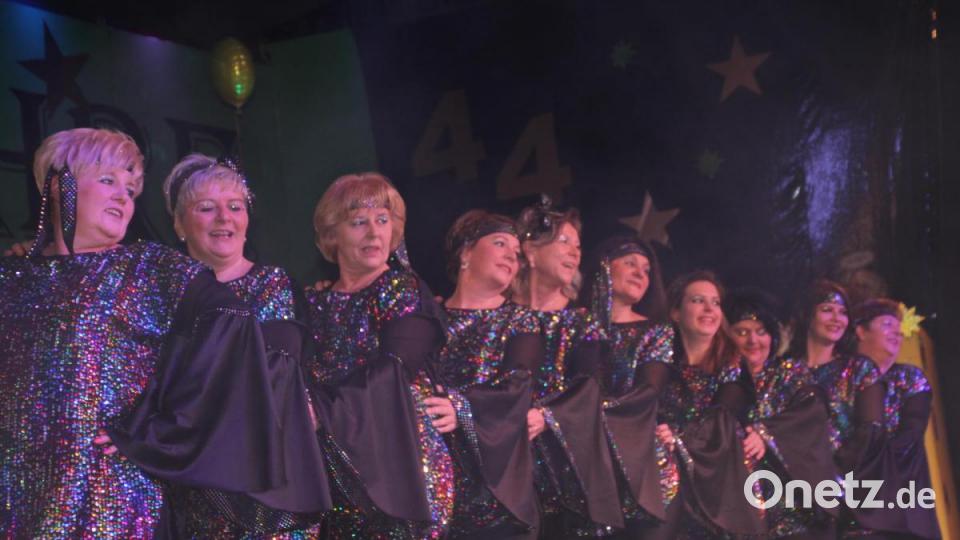 Das Damenballett der Tursiana voller Power. Erst nach einer Zugabe durften die Frauen von der Bühne. Bild: kro