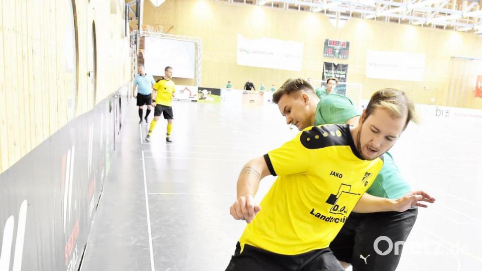 Vilstalcup 2020 des ASV Haselmühl: Szene aus dem Spiel: SV Lauterhofen (Gelb) - 1. FC Rieden. Bild: Hubert Ziegler