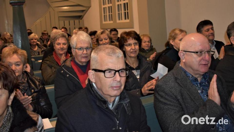 Seit 25 Jahren arbeitet Apothekerin Catharina Stoll-Graml in der Grafenwöhrer Stadt-Apotheke. Ein guter Anlass für ein Konzert in der Michaelskirche, bei dem tschechische Musiker auftreten. Bild: rgr