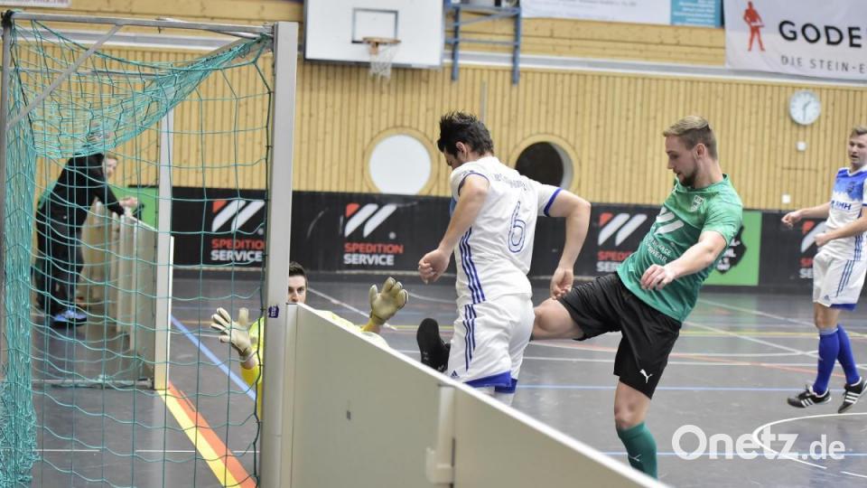 Vilstalcup 2020 des ASV Haselmühl: Szene aus dem Spiel: TuS Rosenberg (Weiß)) gegen den 1. FC Rieden. Bild: Hubert Ziegler