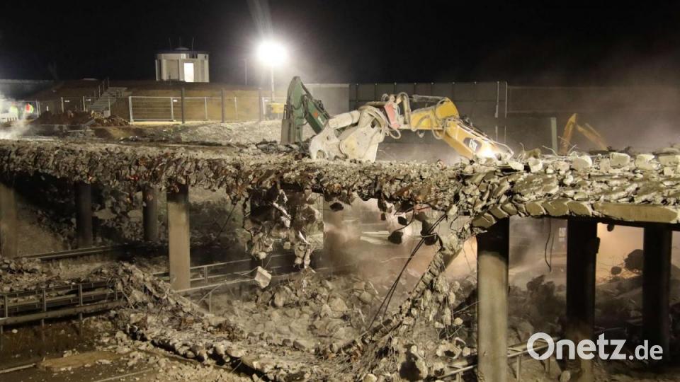In der Nacht zum Sonntag haben Bauarbeiter zwei Autobahnüberführungen südlich von Regensburg abgerissen. Bild: Alexander Auer