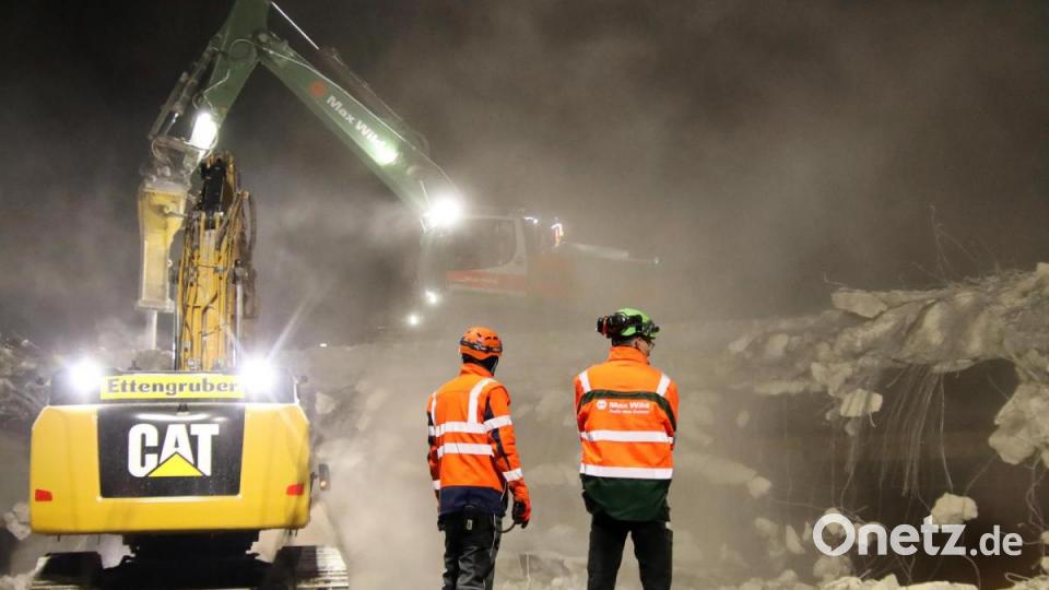 In der Nacht zum Sonntag haben Bauarbeiter zwei Autobahnüberführungen südlich von Regensburg abgerissen. Bild: Alexander Auer