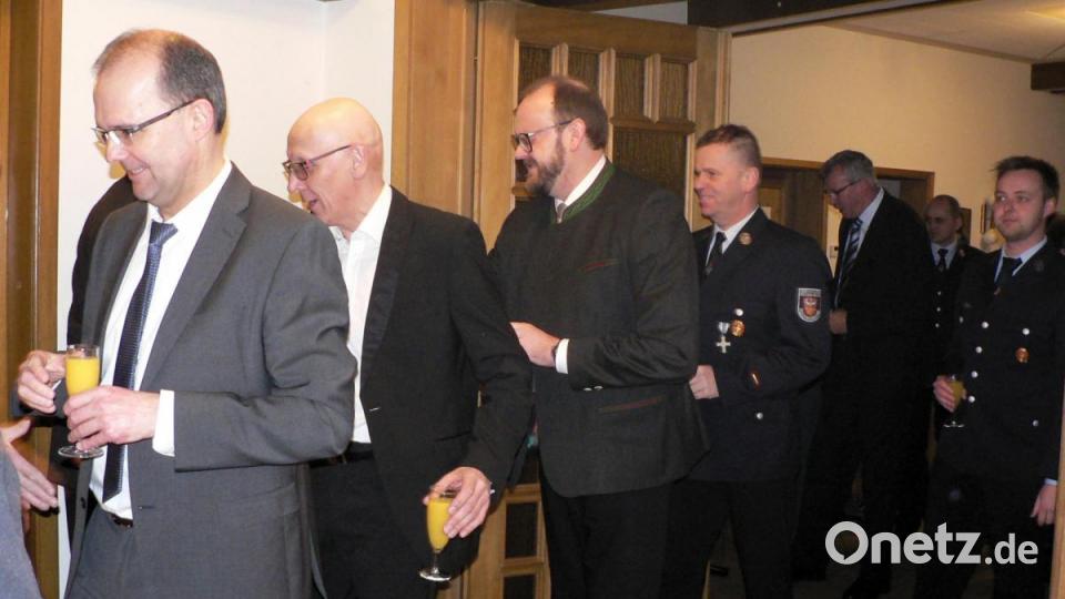 Landrat Andreas Meier (Dritter von links) reiht sich ebenfalls in die Gästeschar ein. Bild: lep