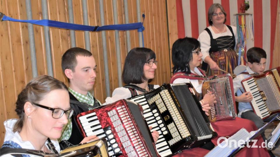 Der Musikverein &quot;Klingende Töne&quot; spielen zur Unterhaltung. Bild: rgr
