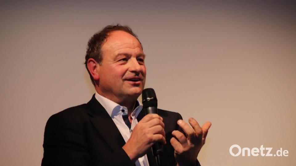 Pfarrer Rainer Maria Schießler: Enthusiastisch, präsent, unterhaltsam, das Mikrofon fest in der Hand - so wies er im ausverkauften Kubus auf Möglichkeiten hin, wie die Kirche aus ihrer Krise kommen könnte. Bild: Thomas Dobler
