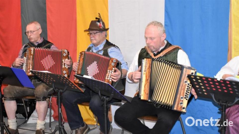 Beim Musikverein &quot;Klingende Töne&quot; spielen Musiker und Musikerinnen mit der Steirischen Harmonika. Bild: rgr