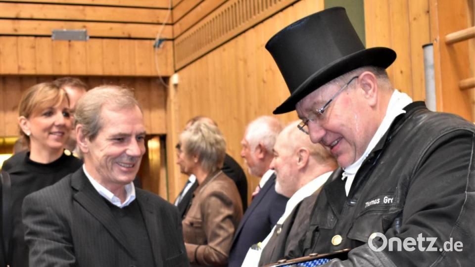 Auch Bezirkskaminkehrermeister Thomas Graml ist beim Neujahrsempfang dabei. Vielleicht bringt er den Gästen besonderes Glück? Bild: rgr