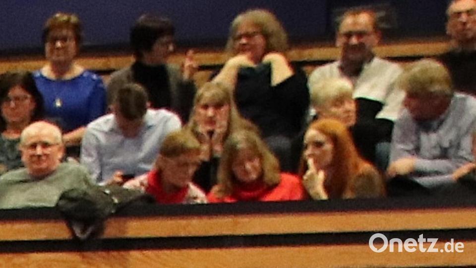 Auf der Empore des Kubus verfolgte Top-Model Barabara Meier (vorne, Zweite von rechts) den Vortrag Schießlers. Das war kein Zufall: Der Münchner Kult-Pfarrer hatte die Ambergerin im Juni 2019 in der Kirche Il Redentore in Venedig getraut. Bild: Thomas Dobler