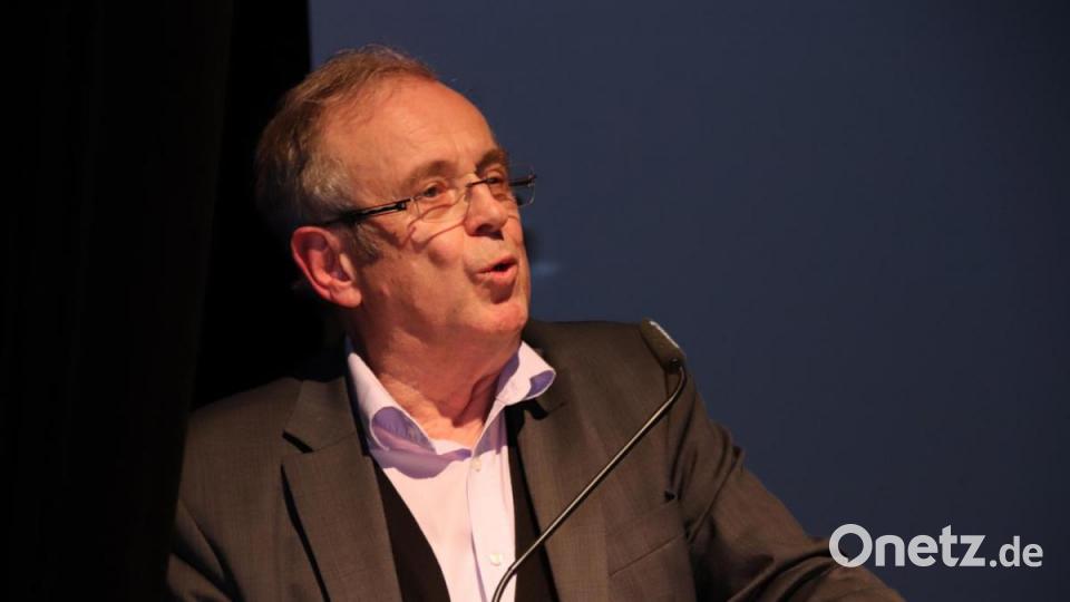 EBW-Vorsitzender Siegfried Kratzer führte durch den gut besuchten Abend im Kubus in Ursensollen. Bild: Thomas Dobler