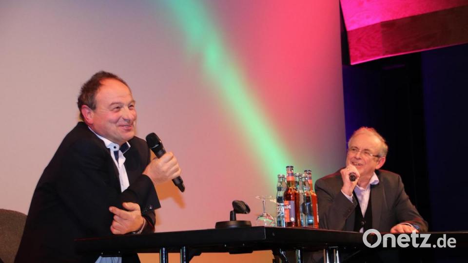 Pfarrer Rainer Maria Schießler und EBW-Vorsitzender Siegfried Kratzer (rechts) im Gespräch. Bild: Thomas Dobler