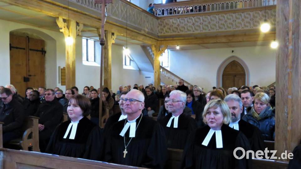 Viele Gläubige und Amtskollegen nahmen an der Amtseinführung von Katharina Bach-Fischer (vorne links) in der ersten Reihe neben Bischof Klaus Stiegler teil. Bild: ubb