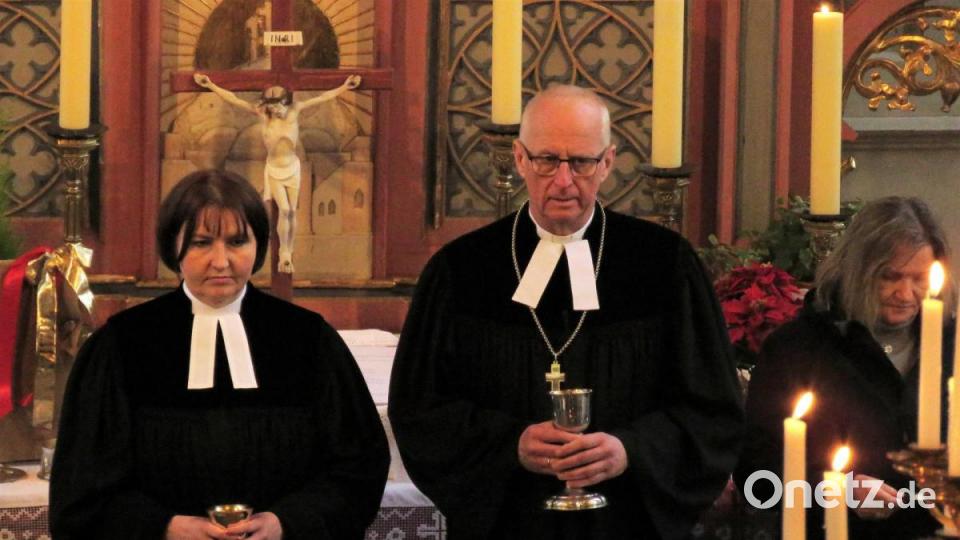Nach ihrer Ordination wurde der neuen Pfarrerin Katharina Bach-Fischer die Leitung des Gottesdienstes anvertraut. Bischof Klaus Stiegler unterstützte sie bei ihren Aufgaben. Bild: ubb