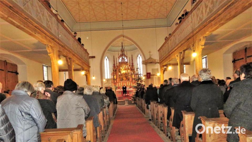 Für den Schlusssegen, den Katharina Bach-Fischer als neue Pfarrerin spenden durfte, standen die Gläubigen auf. Bild: ubb