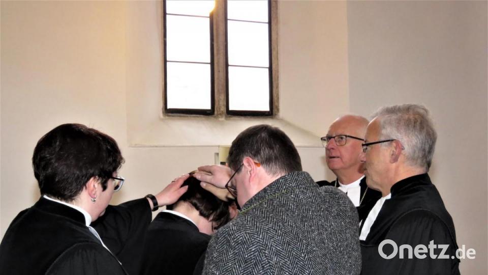 Zur Ordination gehört das Handauflegen: Bischof, Dekan, Pfarrerkollegen und Mitglieder der Kirchengemeinde segnen Katharina Bach-Fischer. Bild: ubb