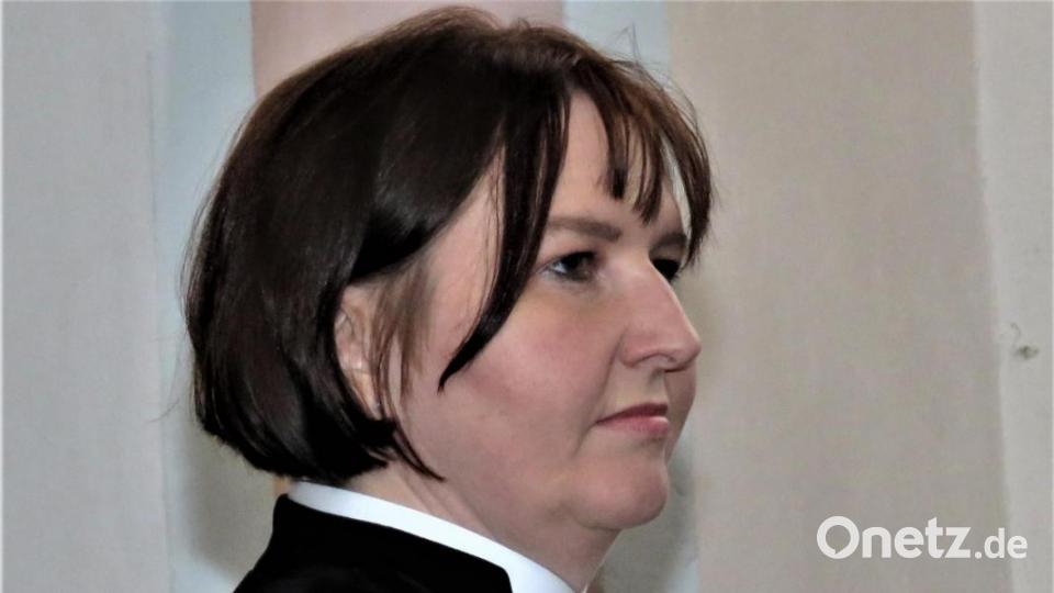 Aufmerksam lauschte die neue Pfarrerin Katharina Bach-Fischer den Worten von Bischof Klaus Stiegler. Bild: ubb