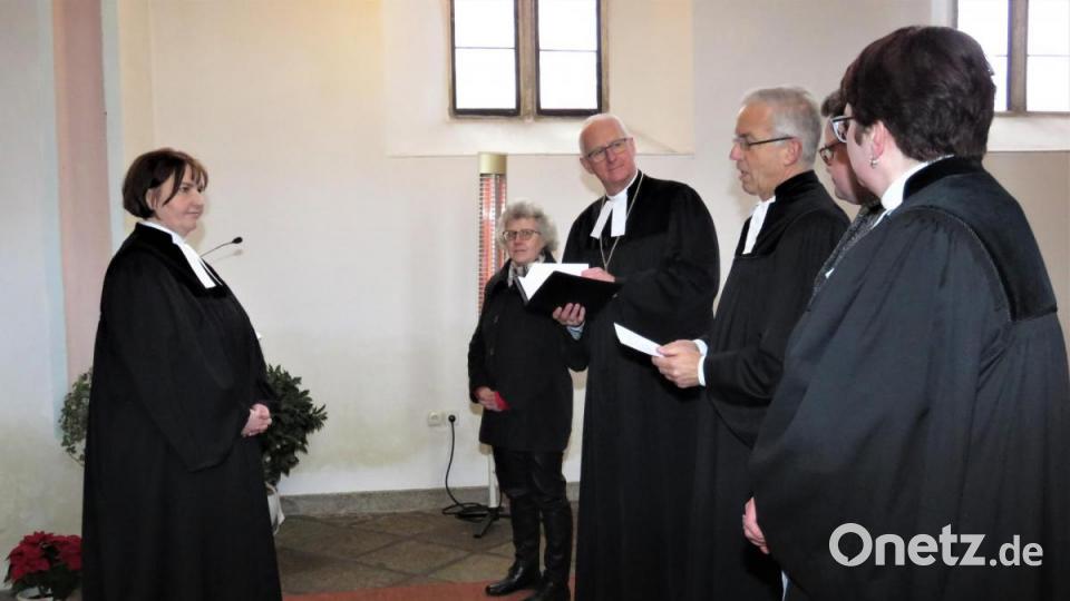 Bischof Klaus Stiegler (Zweiter von links) erklärte Katharina Bach-Fischer zur neuen Pfarrerin von Plößberg, Schönkirch, Püchersreuth und Wildenau. Bild: ubb