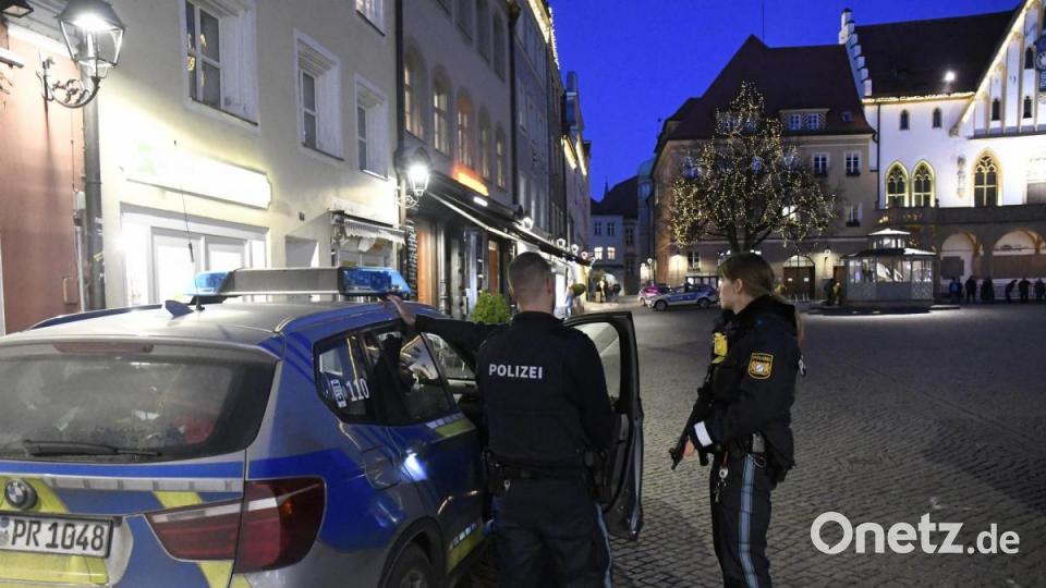 Polizei am Marktplatz Amberg Bild: Petra Hartl