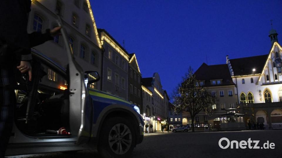 Polizei am Marktplatz Amberg Bild: Petra Hartl