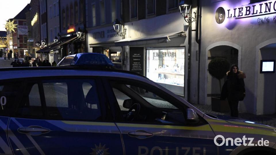 Polizei am Marktplatz Amberg Bild: Petra Hartl