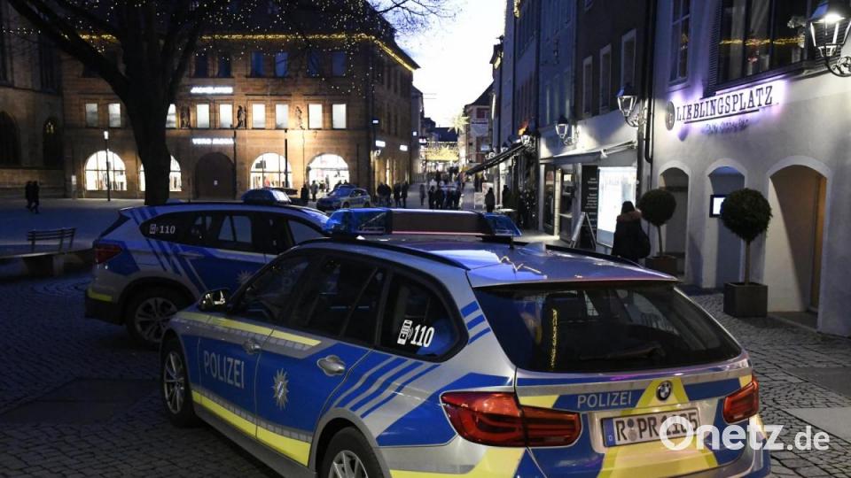 Polizei am Marktplatz Amberg Bild: Petra Hartl