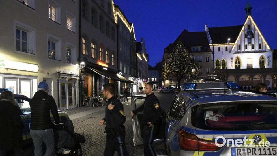 Polizei am Marktplatz Amberg Bild: Petra Hartl