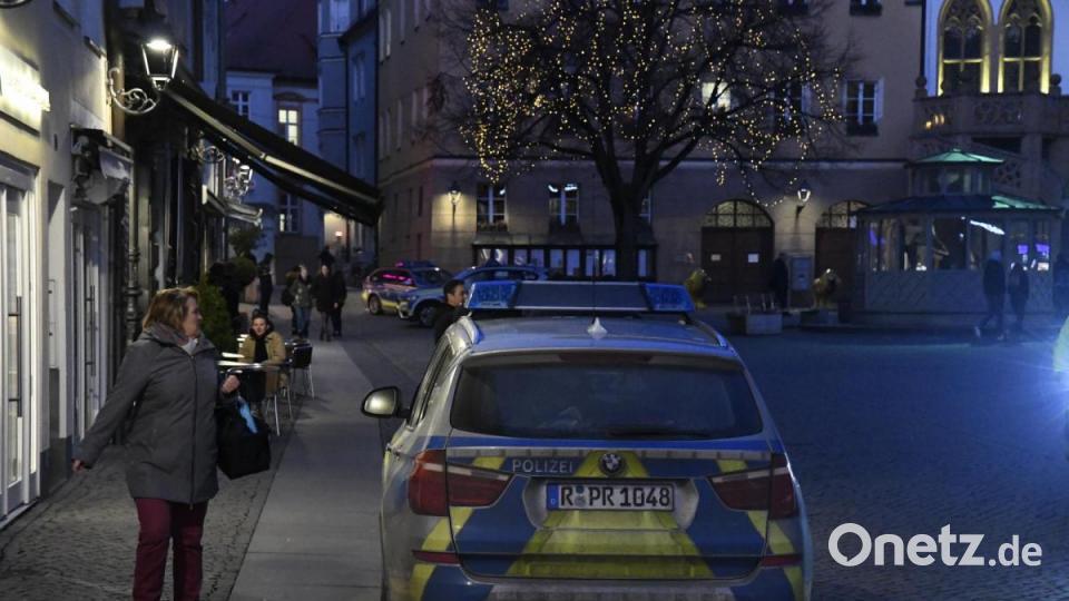 Polizei am Marktplatz Amberg Bild: Petra Hartl