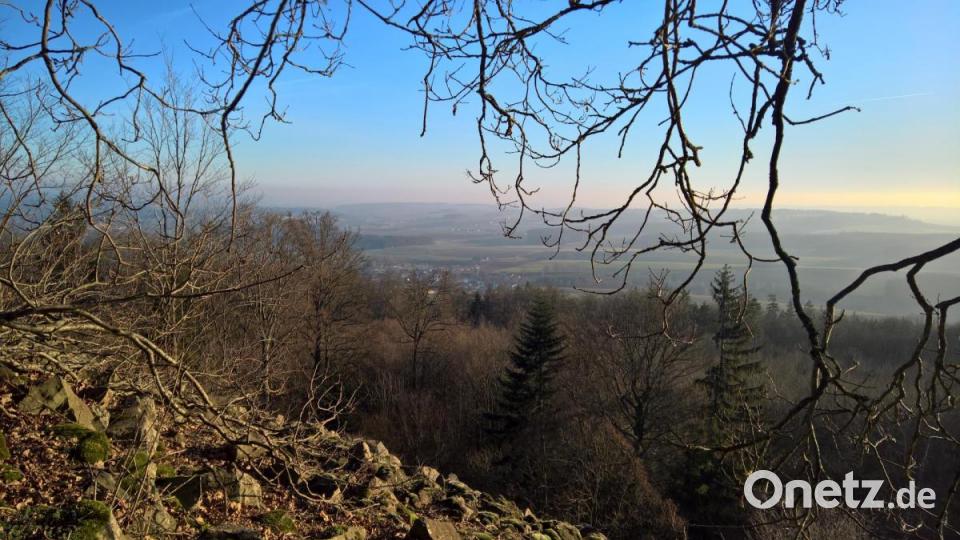 Dieses Bild versinnbildlich alle Erlebnisse dieses Aufstiegs.
Von wunderbarer Natur umrahmt öffnet sich der Blick in die Ferne, während man auf festen Boden steht. Bild: rpp