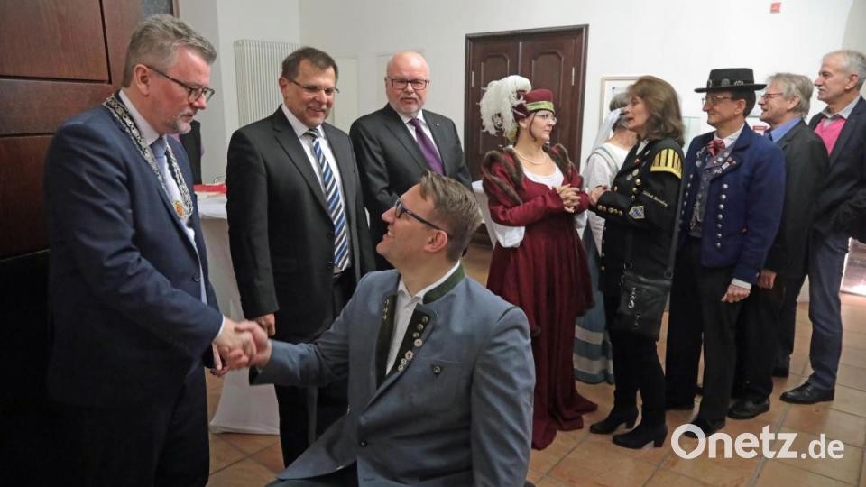 Eine knappe Dreiviertelstunde dauerte das Defilee der Gäste beim Neujahrsempfang im Rathaus. Bild: WOLFGANG STEINBACER