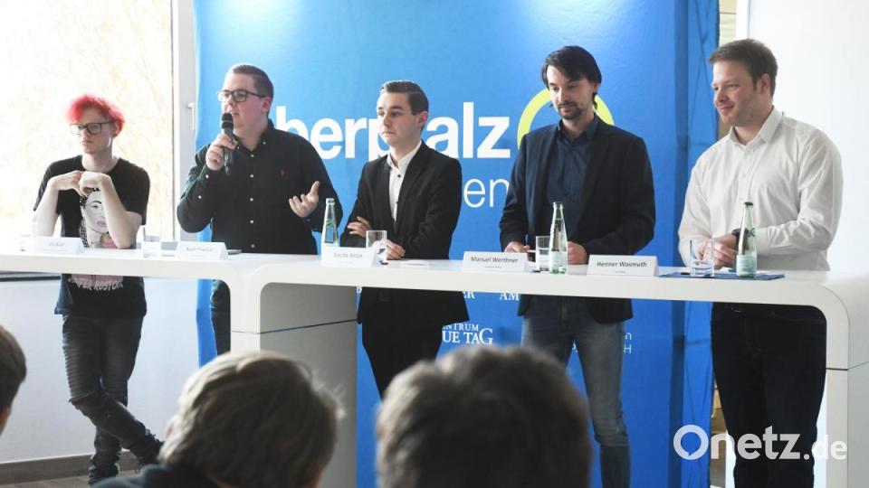 Bei der OTon-Podiumsdiskussion beantworten junge Politiker die Fragen von jungen Menschen. Schüler des Augustinus-Gymnasiums in Weiden und des Max-Reger-Gymnasiums in Amberg fragten den Politiker Elli Wolf (Grüne, im Bild von links), Noah Pawlica (SPD), Sasha Anton (Junge Liberale), Manuel Werthner (Freie Wähler) und Henner Wasmuth (Junge Union) Löcher in den Bauch. Bild: Gabi Schönberger