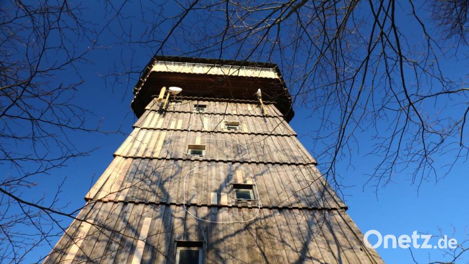 Am Fuße des Turms fühlt man sich ganz klein. Wer genau hinsieht kann den LED-Schriftzug 681 erkennen, der an das Jubiläum 650 Jahre Neustadt am Kulm erinnert. Bild: rpp