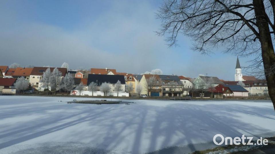 Winterzauber in Schönsee: Malerisch schmiegt sich die Seerosenstadt in der Nachmittagssonne um den zugefrorenen Hahnenweiher. Bild: Portner