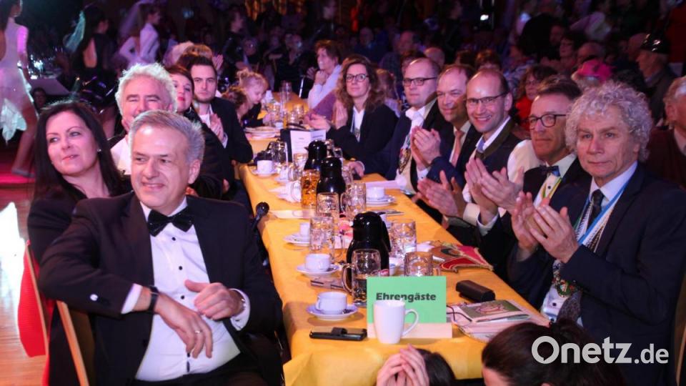 Die Politprominenz ist begeistert und applaudiert. Bild: kro