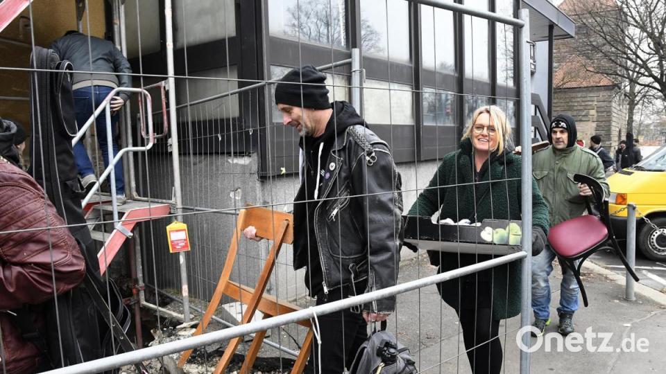 Bei einem Flashmob am Samstagnachmittag haben Amberger Musiker dem Josefshaus als Kulturtempel der Stadt die letzte Ehre erwiesen. Bild: Petra Hartl