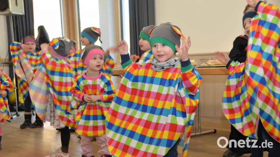 Diesmal ging es beim Seniorenfasching, dank der Kindergartenkinder aus Roggenstein, ziemlich tierisch zu, denn Elmar, der Elefant, stattete den Senioren einen turbulenten Besuch ab. Bild: dob