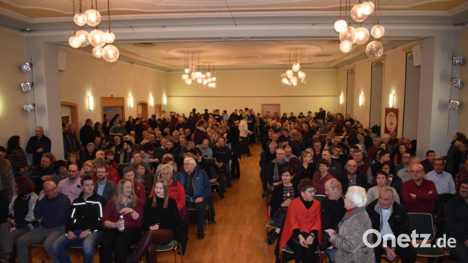 Für über 200 Personen hatte die Kolpingfamilie den großen Saal bestuhlt. Dies reichte aber bei weitem nicht aus. Spontan wurde sogar ein Public Viewing im kleinen Saal eingerichtet. Bild: lue