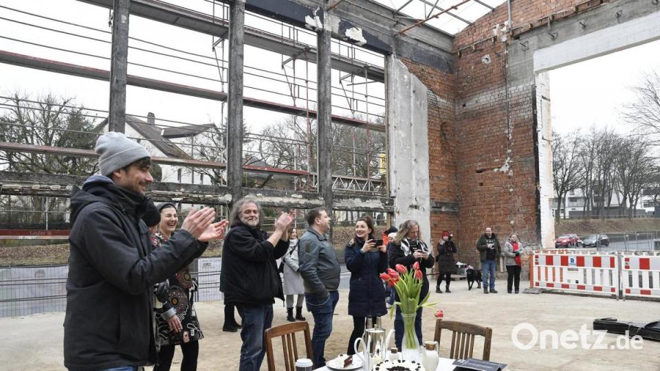 Bei einem Flashmob am Samstagnachmittag haben Amberger Musiker dem Josefshaus als Kulturtempel der Stadt die letzte Ehre erwiesen. Bild: Petra Hartl