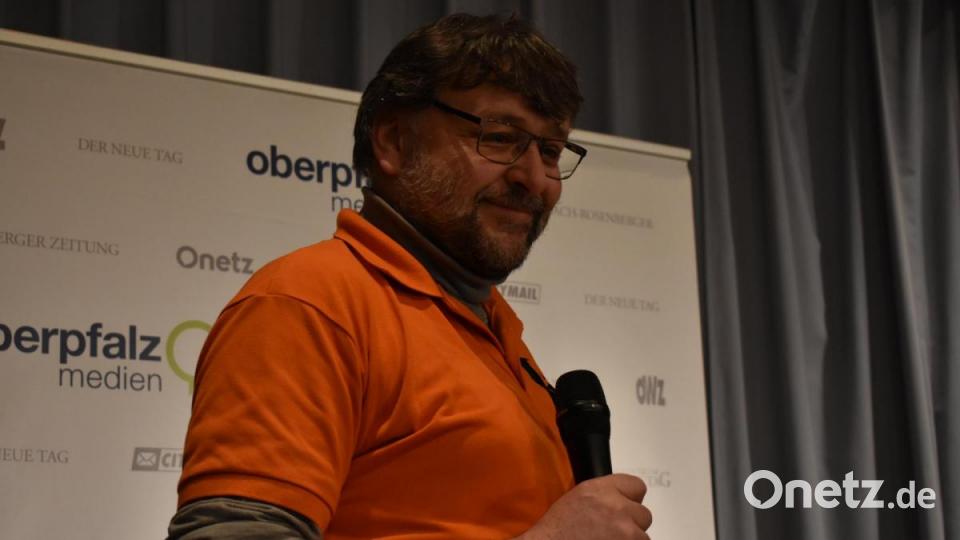 Vorsitzender Wenz Brenner begrüßte die Gäste der Podiumsdiskussion im Namen der Kolpingsfamilie und Oberpfalz-Medien. Bild: lue