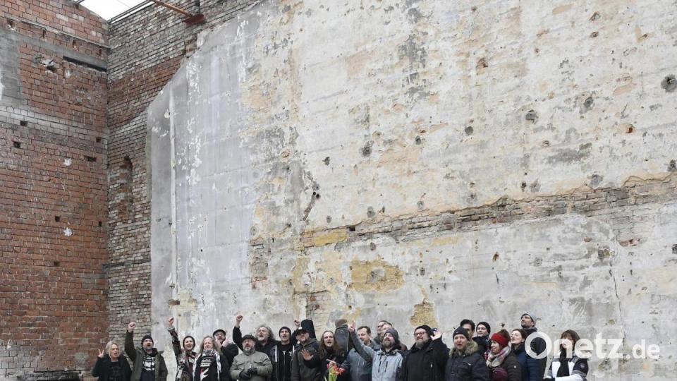Bei einem Flashmob am Samstagnachmittag haben Amberger Musiker dem Josefshaus als Kulturtempel der Stadt die letzte Ehre erwiesen. Bild: Petra Hartl