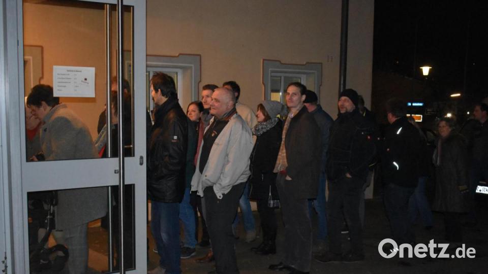 Das Kolpinghaus öffnete am Freitag um 19.30 Uhr seine Türen zur Podiumsdiskussion im großen Saal. Vor der Tür standen die Leute schon Schlange. Bild: lue