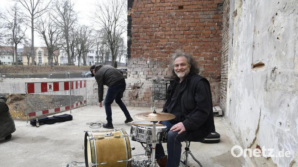 Bei einem Flashmob am Samstagnachmittag haben Amberger Musiker dem Josefshaus als Kulturtempel der Stadt die letzte Ehre erwiesen. Bild: Petra Hartl