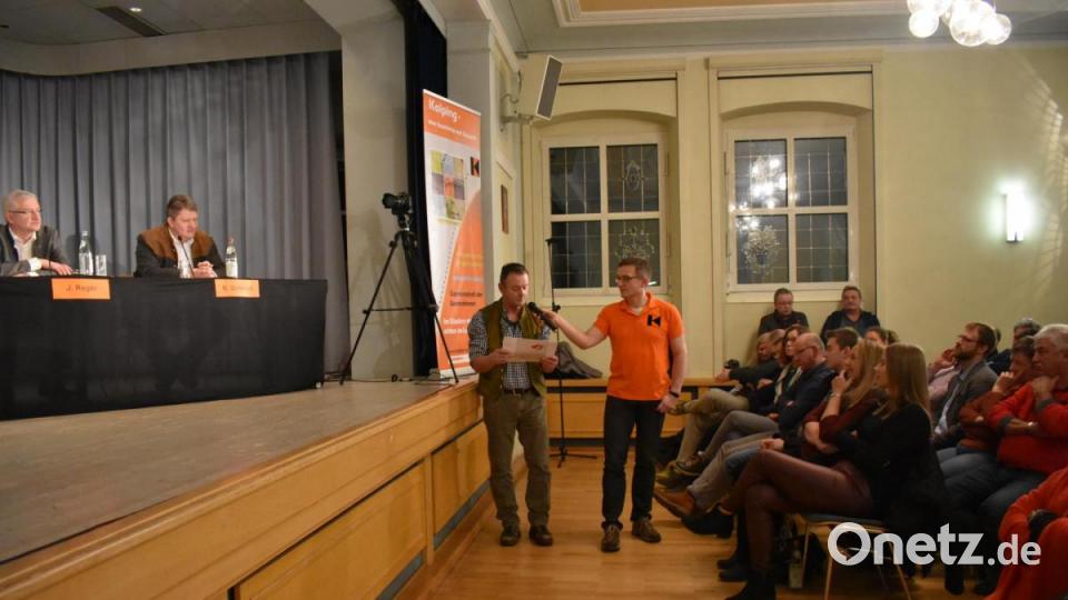 Während der Diskussion konnten auch Gäste im Saal Fragen und Anmerkungen beitragen. Die Kandidaten hörten aufmerksam zu. Bild: lue