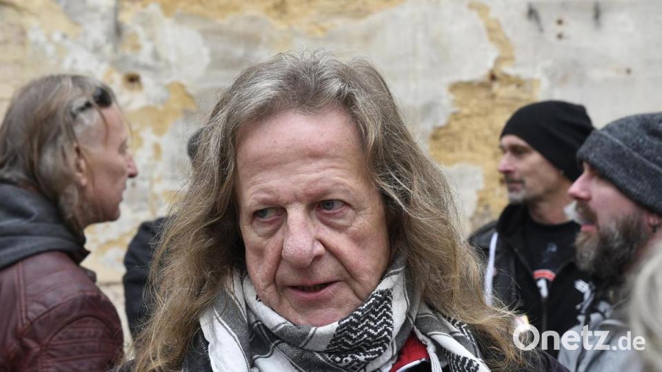 Bei einem Flashmob am Samstagnachmittag haben Amberger Musiker dem Josefshaus als Kulturtempel der Stadt die letzte Ehre erwiesen. Bild: Petra Hartl