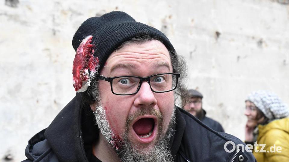 Bei einem Flashmob am Samstagnachmittag haben Amberger Musiker dem Josefshaus als Kulturtempel der Stadt die letzte Ehre erwiesen. Bild: Petra Hartl