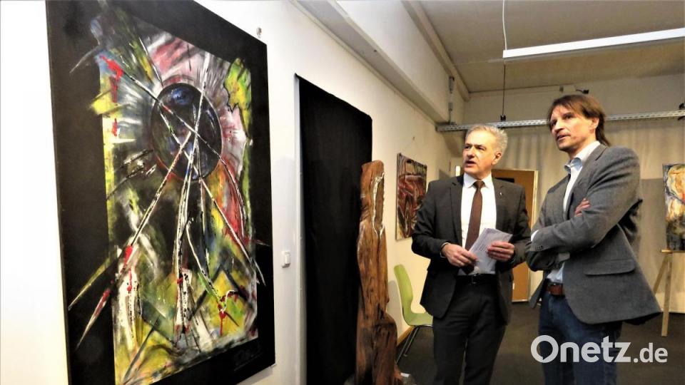 Bürgermeister Roland Grillmeier ließ sich viel Zeit und hörte gut zu, als ihm Künstler Carsten Dick (von links) seine Werke erklärte. Grillmeier und Dick sind miteinander in die Grundschule gegangen. Bild: ubb