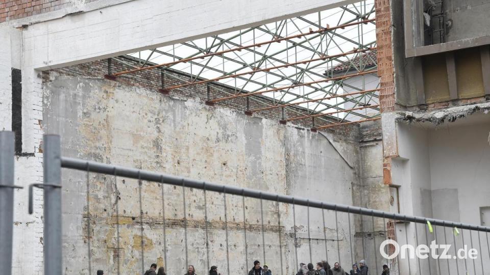 Bei einem Flashmob am Samstagnachmittag haben Amberger Musiker dem Josefshaus als Kulturtempel der Stadt die letzte Ehre erwiesen. Bild: Petra Hartl