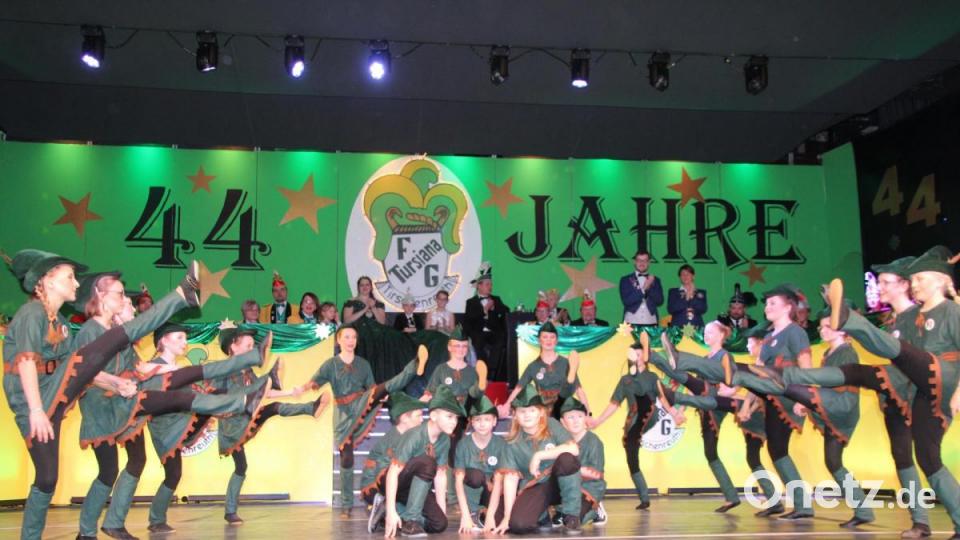 21 Mädels und Jungs der FG Plößberg präsentierten Robin Hood auf ihre Art. Bild: kro