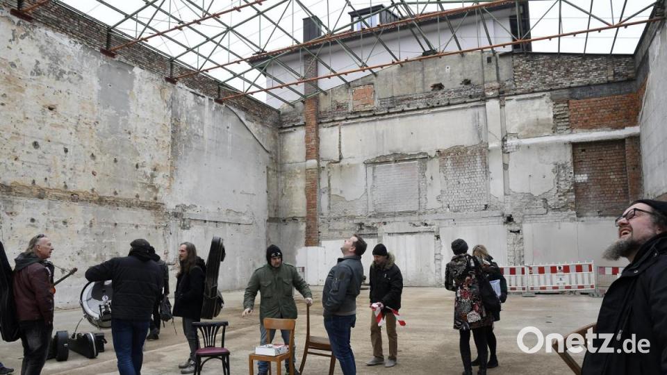 Bei einem Flashmob am Samstagnachmittag haben Amberger Musiker dem Josefshaus als Kulturtempel der Stadt die letzte Ehre erwiesen. Bild: Petra Hartl