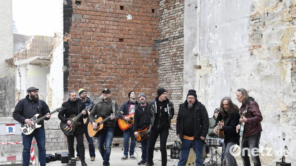 Bei einem Flashmob am Samstagnachmittag haben Amberger Musiker dem Josefshaus als Kulturtempel der Stadt die letzte Ehre erwiesen. Bild: Petra Hartl