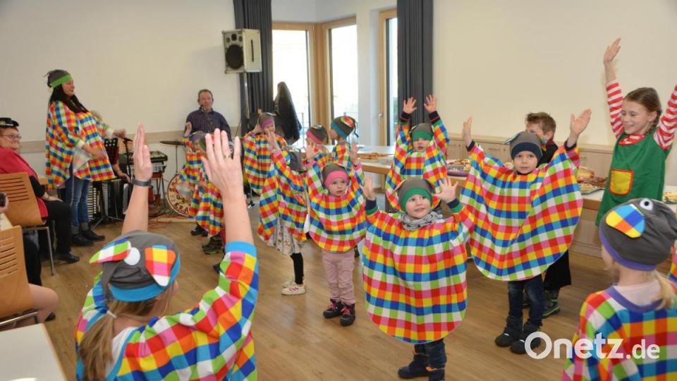 Diesmal ging es beim Seniorenfasching, dank der Kindergartenkinder aus Roggenstein, ziemlich tierisch zu, denn Elmar, der Elefant, stattete den Senioren einen turbulenten Besuch ab. Bild: dob